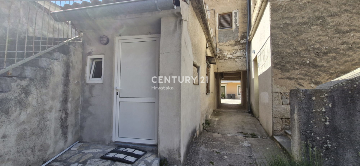 Benkovac - locale commerciale e appartamento - proprietà individuale - nel centro della città