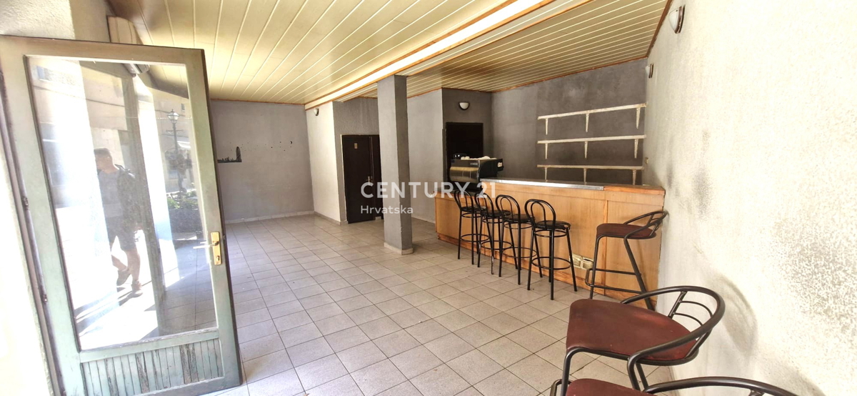 Benkovac - locale commerciale e appartamento - proprietà individuale - nel centro della città