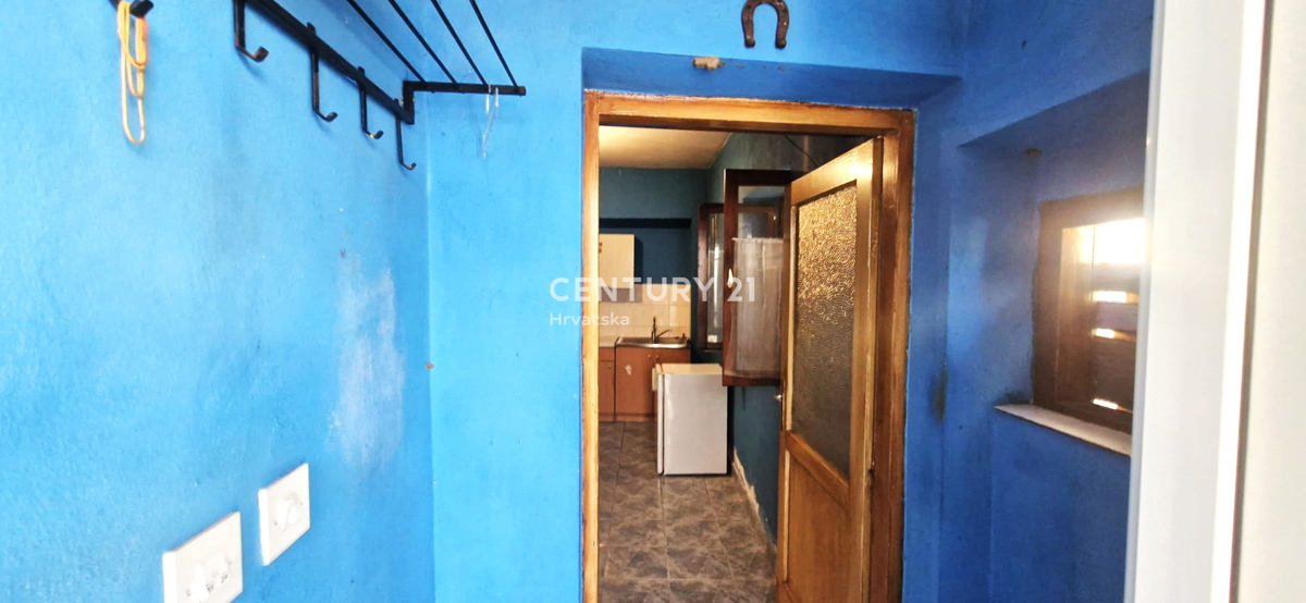 Benkovac - locale commerciale e appartamento - proprietà individuale - nel centro della città