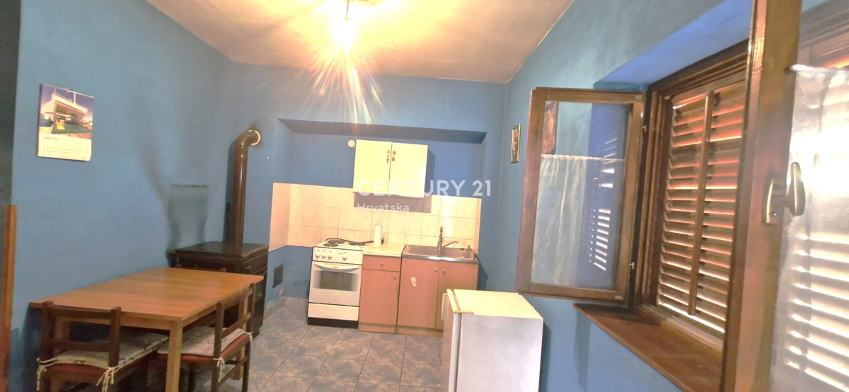 Benkovac - locale commerciale e appartamento - proprietà individuale - nel centro della città