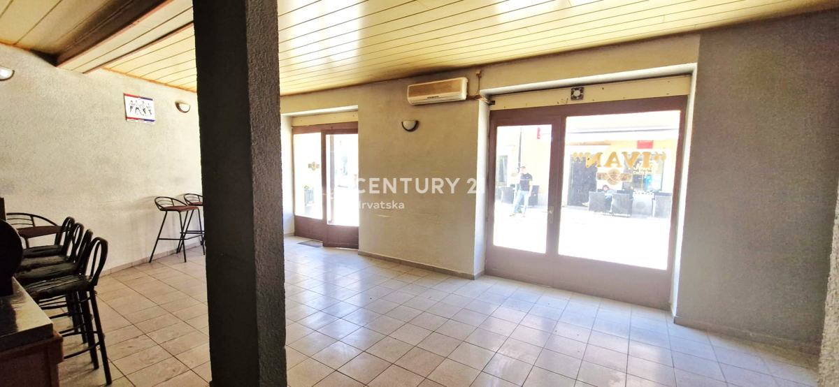 Benkovac - locale commerciale e appartamento - proprietà individuale - nel centro della città