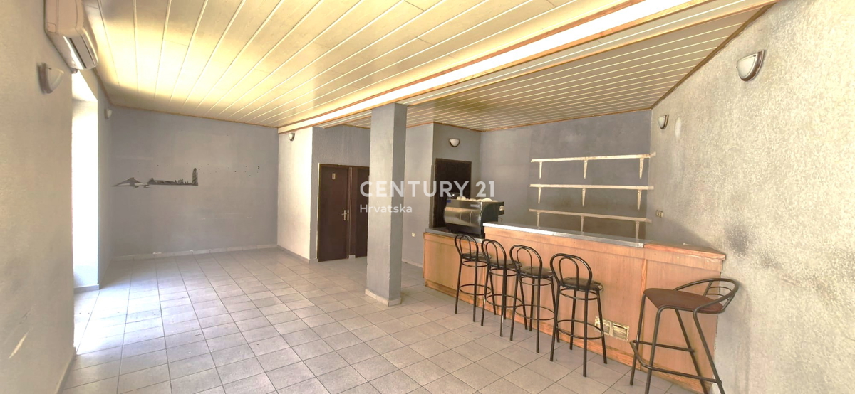 Benkovac - locale commerciale e appartamento - proprietà individuale - nel centro della città