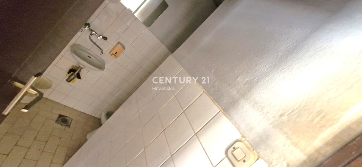 Benkovac - locale commerciale e appartamento - proprietà individuale - nel centro della città