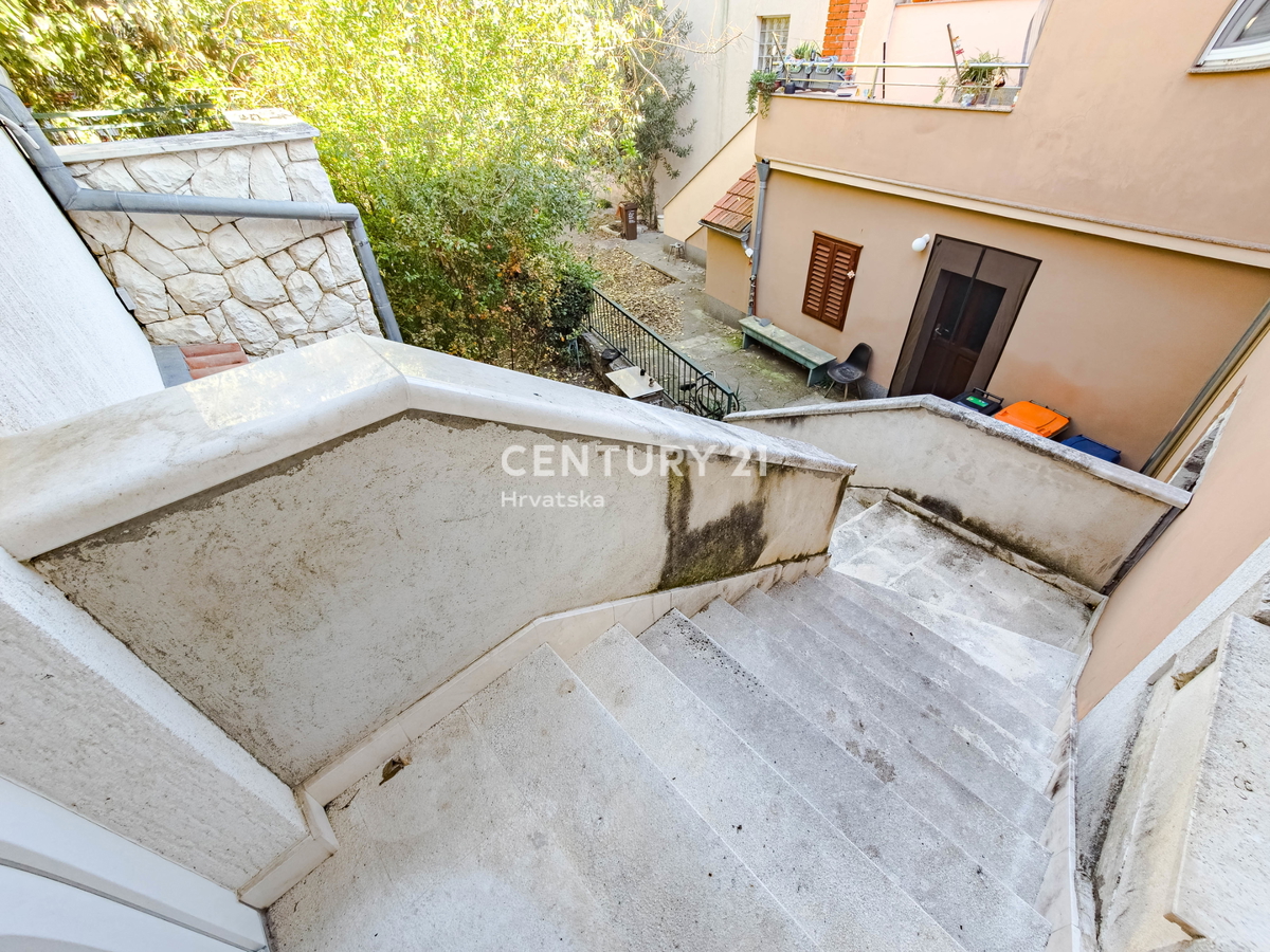 BIOGRAD NA MORU, CENTRO, DOPPIA VILLA SU 3 PIANI, CON PICCOLO GIARDINO