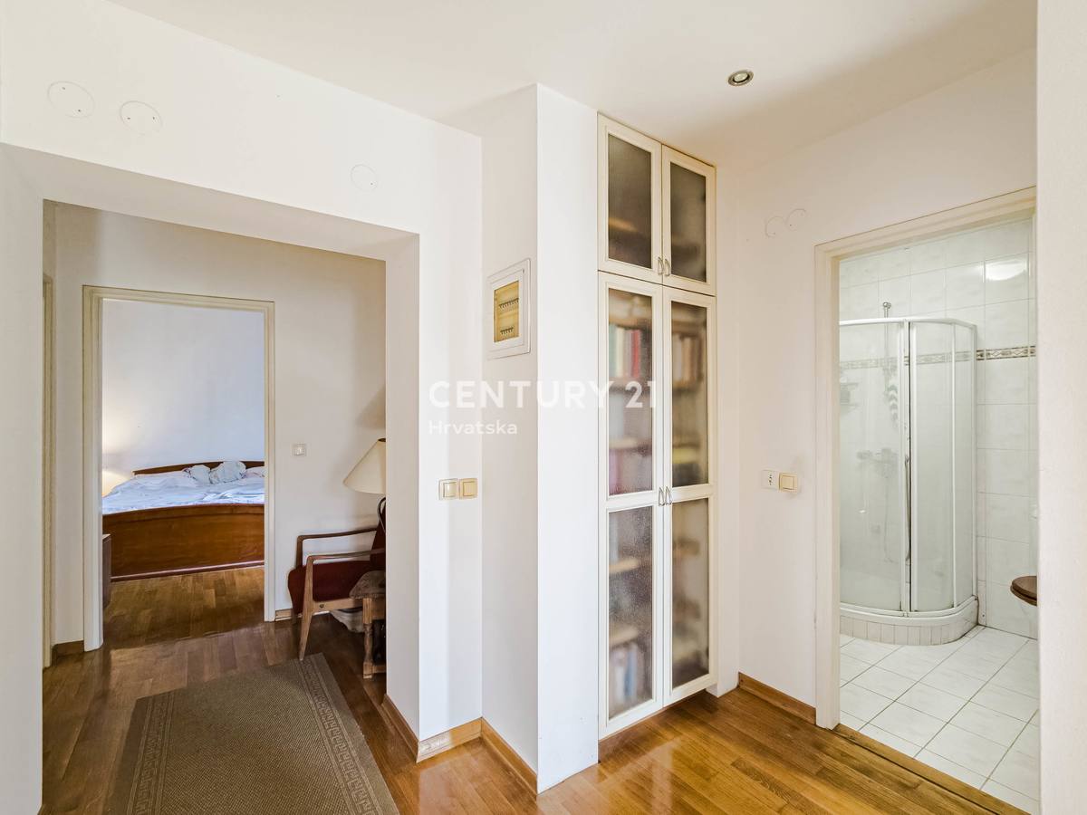 BIOGRAD NA MORU, CENTRO, DOPPIA VILLA SU 3 PIANI, CON PICCOLO GIARDINO