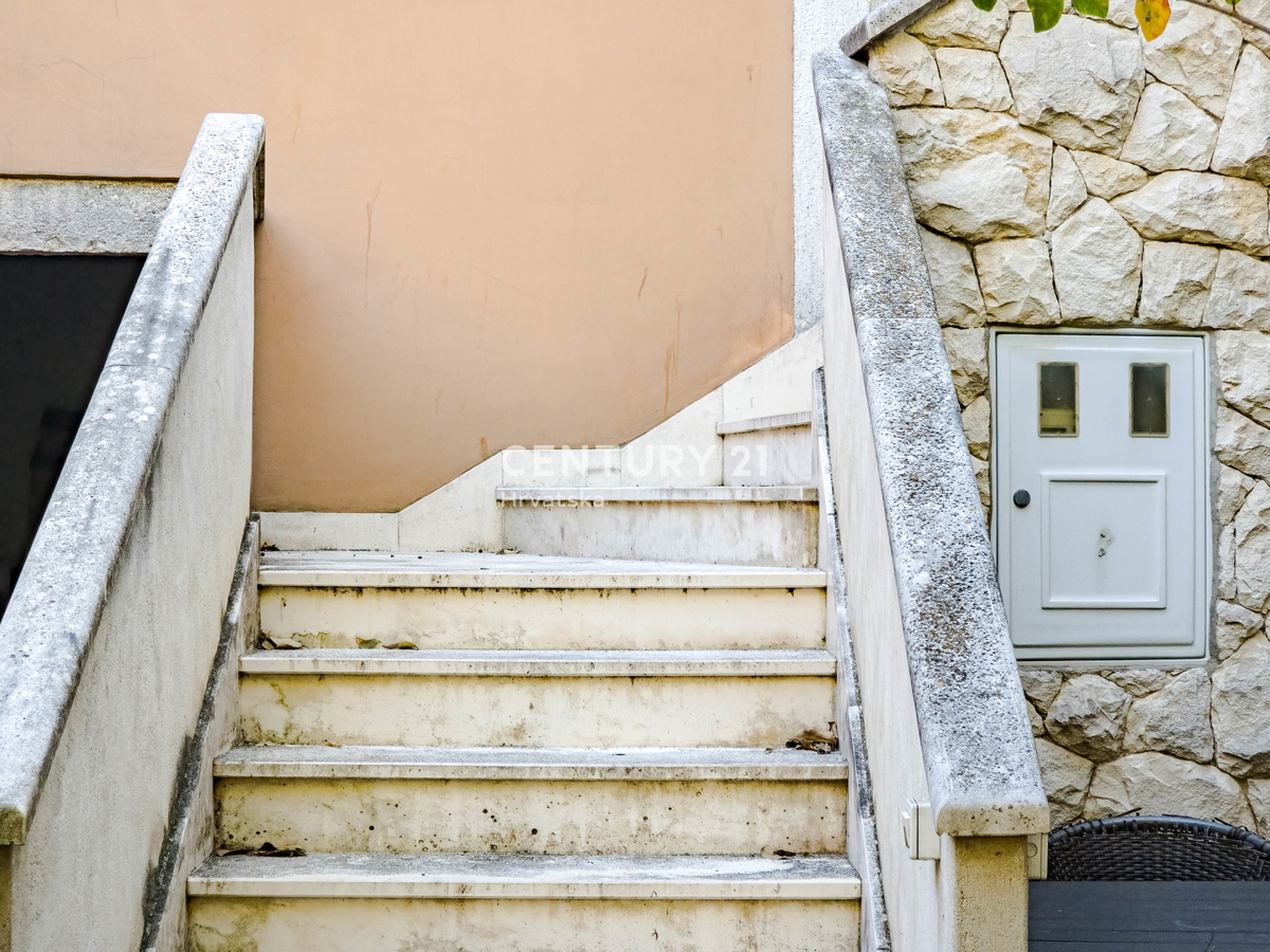 BIOGRAD NA MORU, CENTRO, DOPPIA VILLA SU 3 PIANI, CON PICCOLO GIARDINO