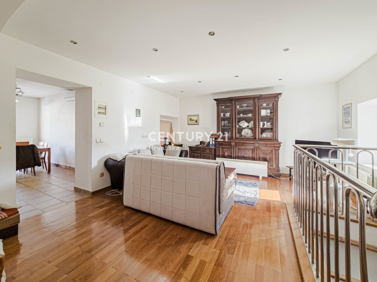 BIOGRAD NA MORU, CENTRO, DOPPIA VILLA SU 3 PIANI, CON PICCOLO GIARDINO