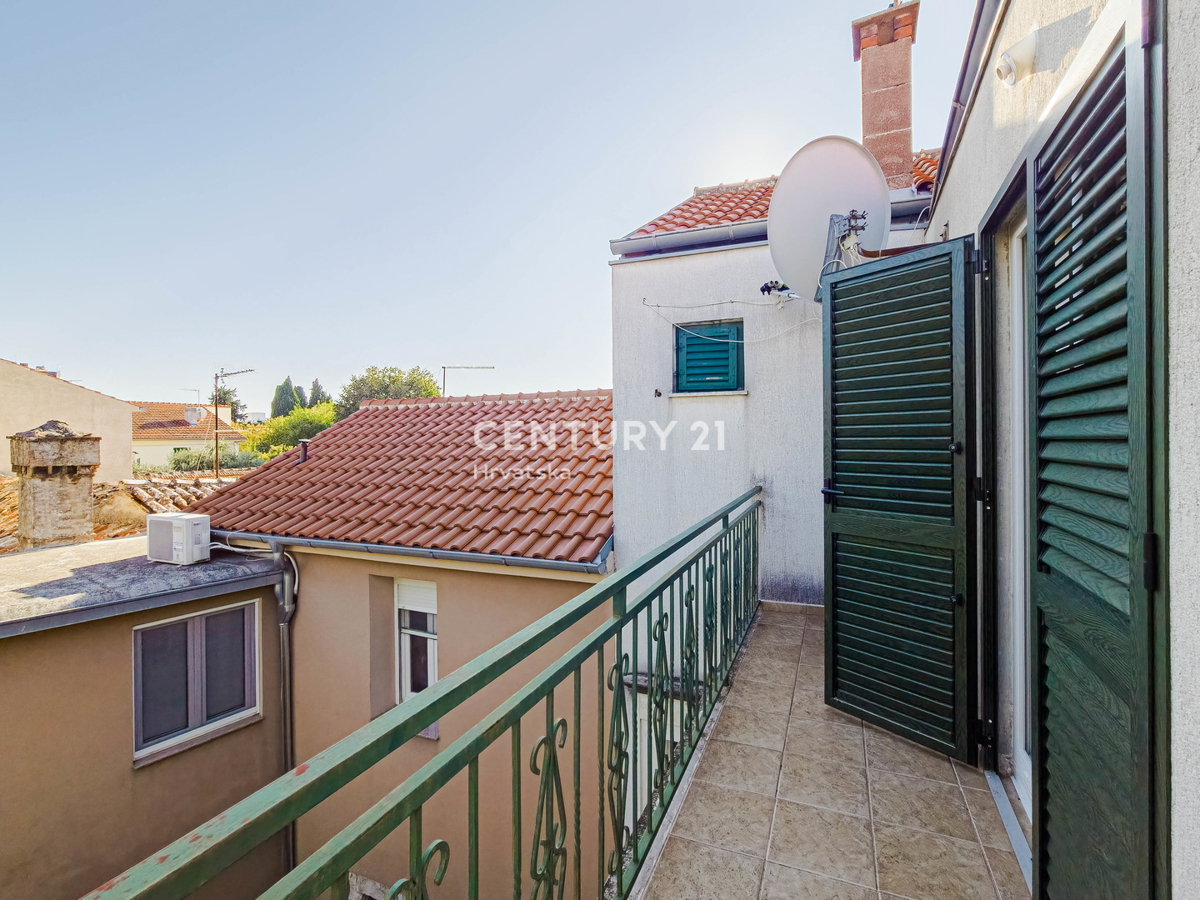 BIOGRAD NA MORU, CENTRO, DOPPIA VILLA SU 3 PIANI, CON PICCOLO GIARDINO