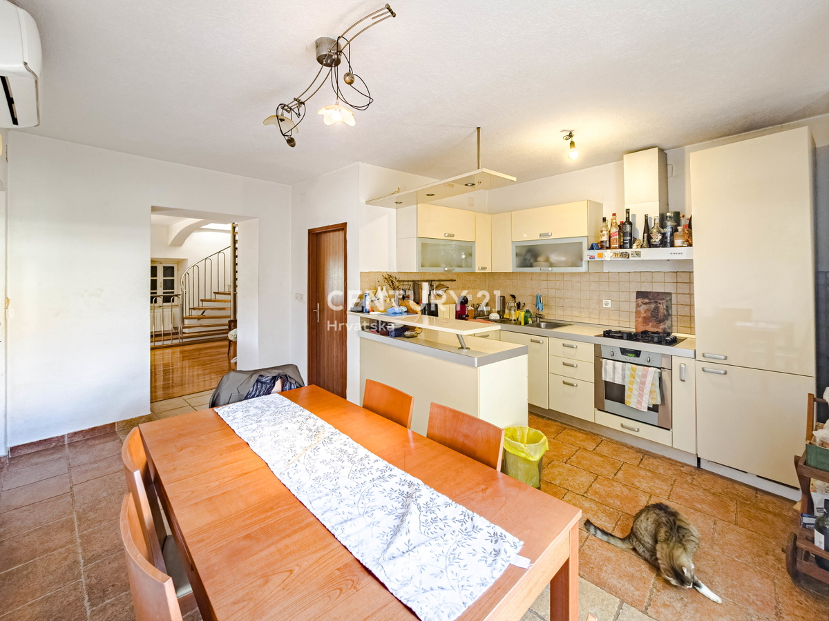 BIOGRAD NA MORU, CENTRO, DOPPIA VILLA SU 3 PIANI, CON PICCOLO GIARDINO