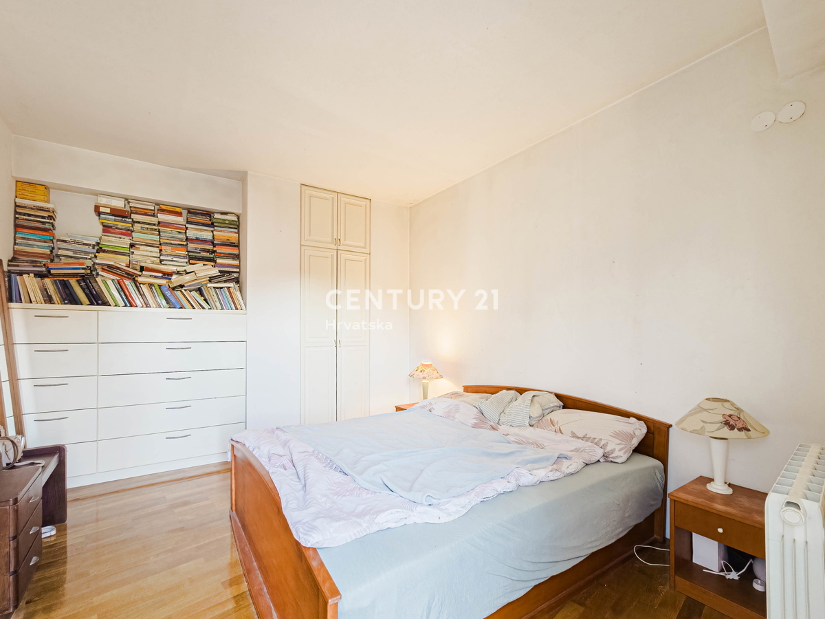 BIOGRAD NA MORU, CENTRO, DOPPIA VILLA SU 3 PIANI, CON PICCOLO GIARDINO