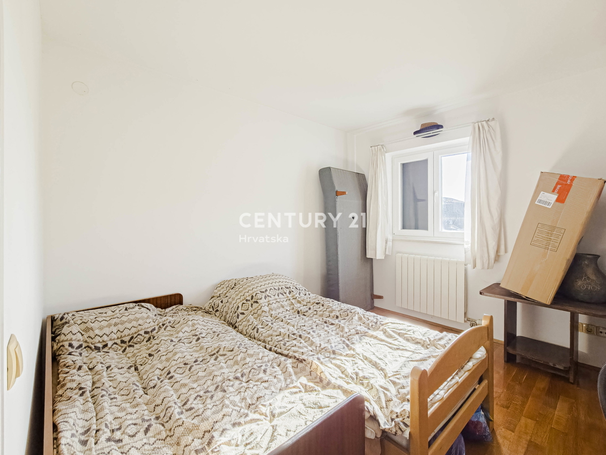 BIOGRAD NA MORU, CENTRO, DOPPIA VILLA SU 3 PIANI, CON PICCOLO GIARDINO