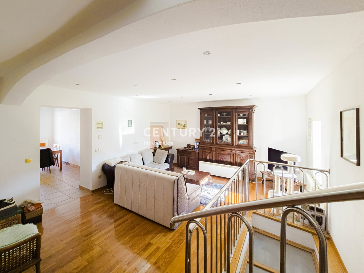 BIOGRAD NA MORU, CENTRO, DOPPIA VILLA SU 3 PIANI, CON PICCOLO GIARDINO