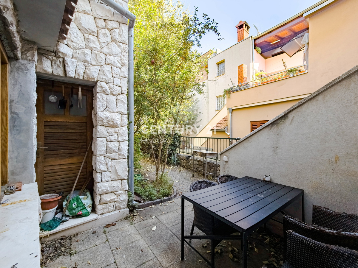 BIOGRAD NA MORU, CENTRO, DOPPIA VILLA SU 3 PIANI, CON PICCOLO GIARDINO