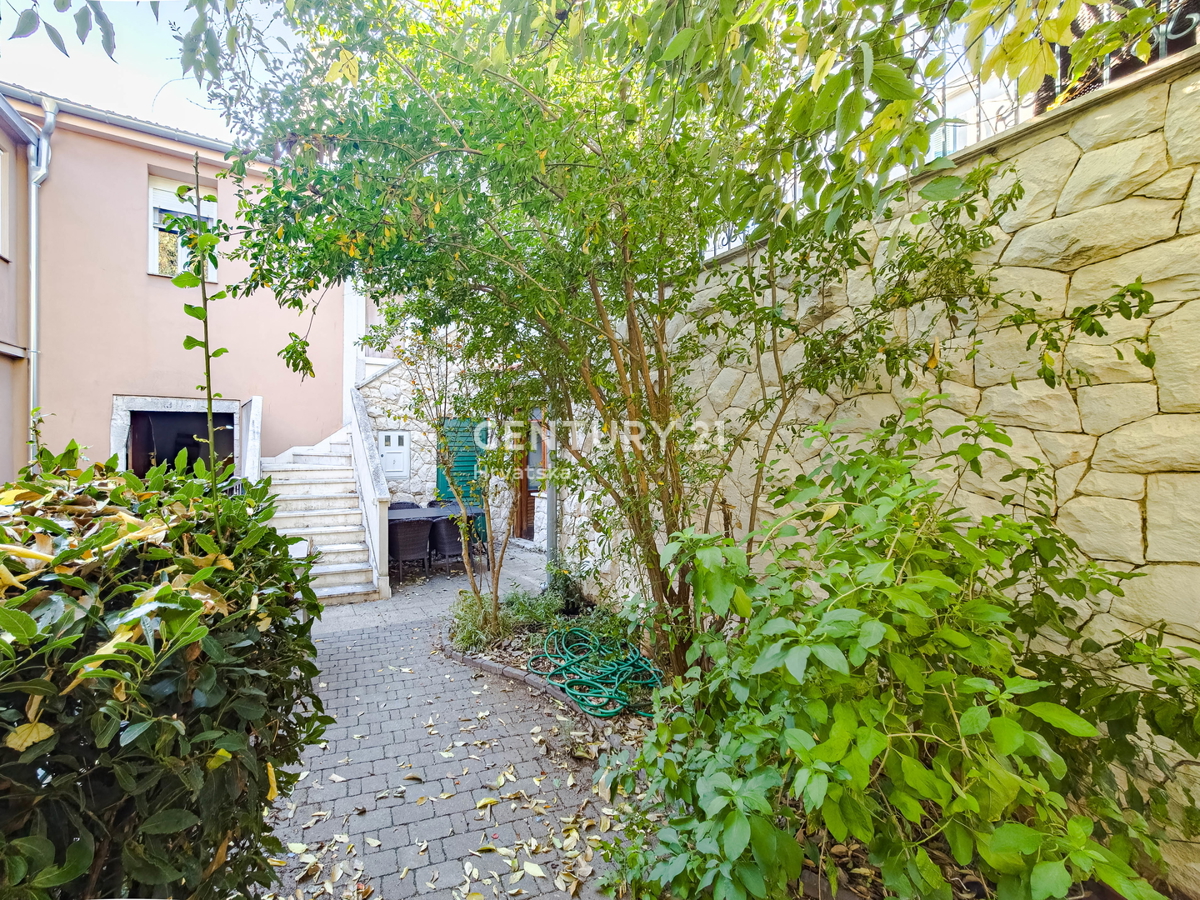 BIOGRAD NA MORU, CENTRO, DOPPIA VILLA SU 3 PIANI, CON PICCOLO GIARDINO