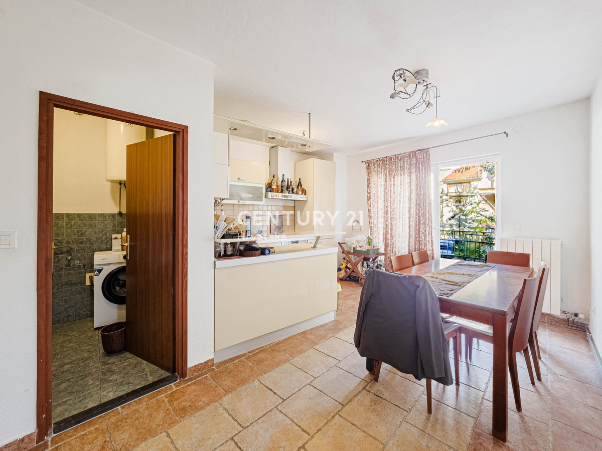 BIOGRAD NA MORU, CENTRO, DOPPIA VILLA SU 3 PIANI, CON PICCOLO GIARDINO