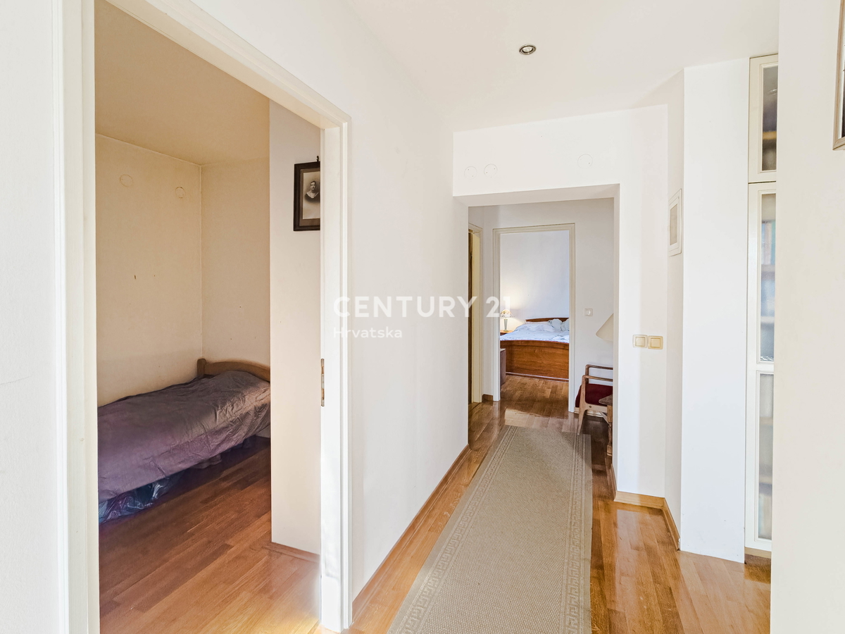 BIOGRAD NA MORU, CENTRO, DOPPIA VILLA SU 3 PIANI, CON PICCOLO GIARDINO