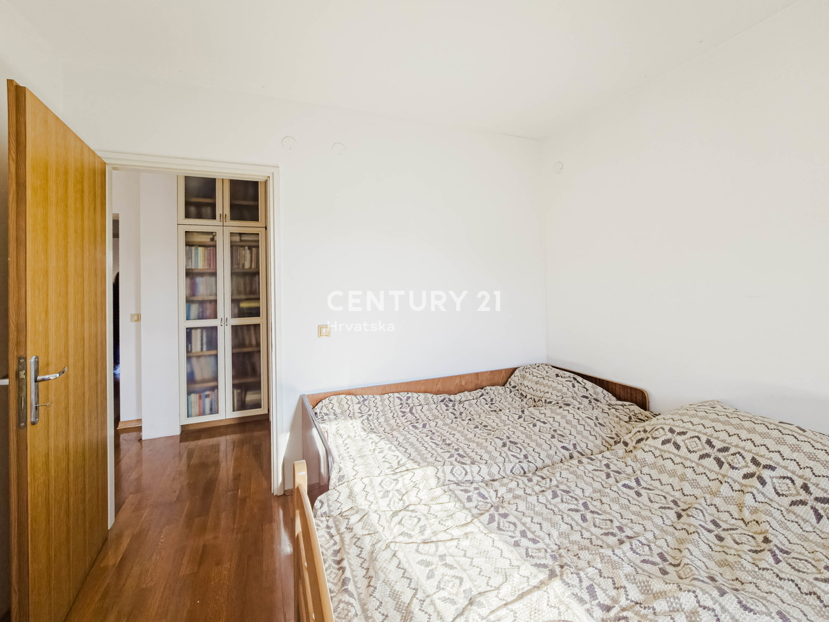 BIOGRAD NA MORU, CENTRO, DOPPIA VILLA SU 3 PIANI, CON PICCOLO GIARDINO