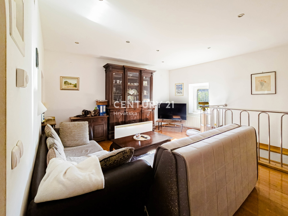 BIOGRAD NA MORU, CENTRO, DOPPIA VILLA SU 3 PIANI, CON PICCOLO GIARDINO