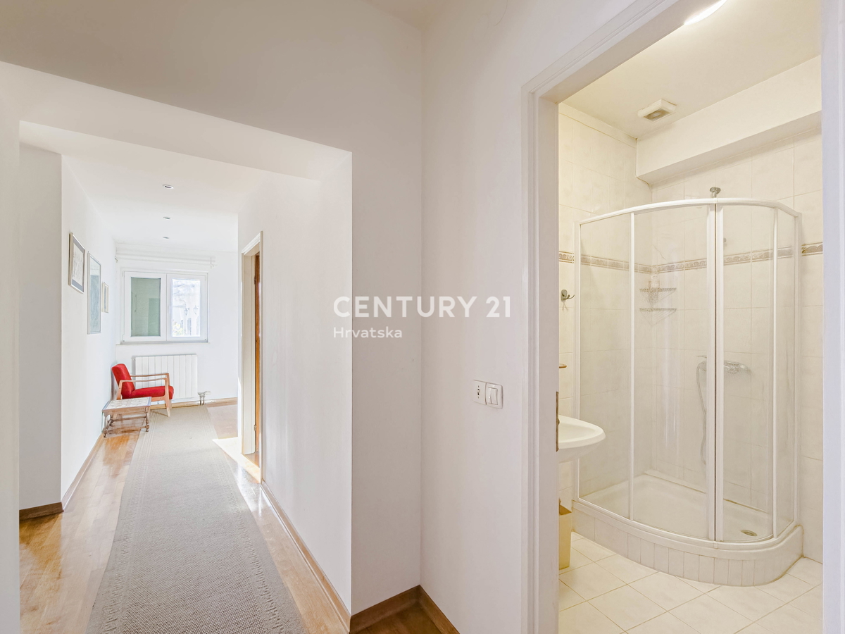 BIOGRAD NA MORU, CENTRO, DOPPIA VILLA SU 3 PIANI, CON PICCOLO GIARDINO