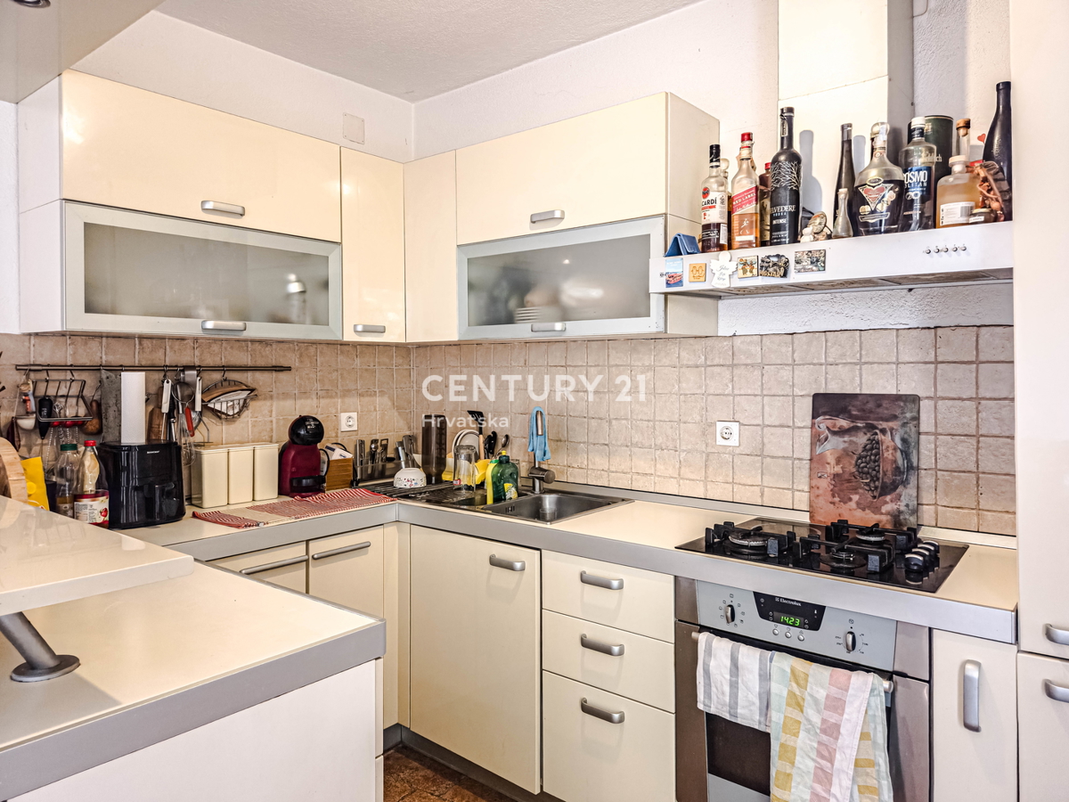 BIOGRAD NA MORU, CENTRO, DOPPIA VILLA SU 3 PIANI, CON PICCOLO GIARDINO