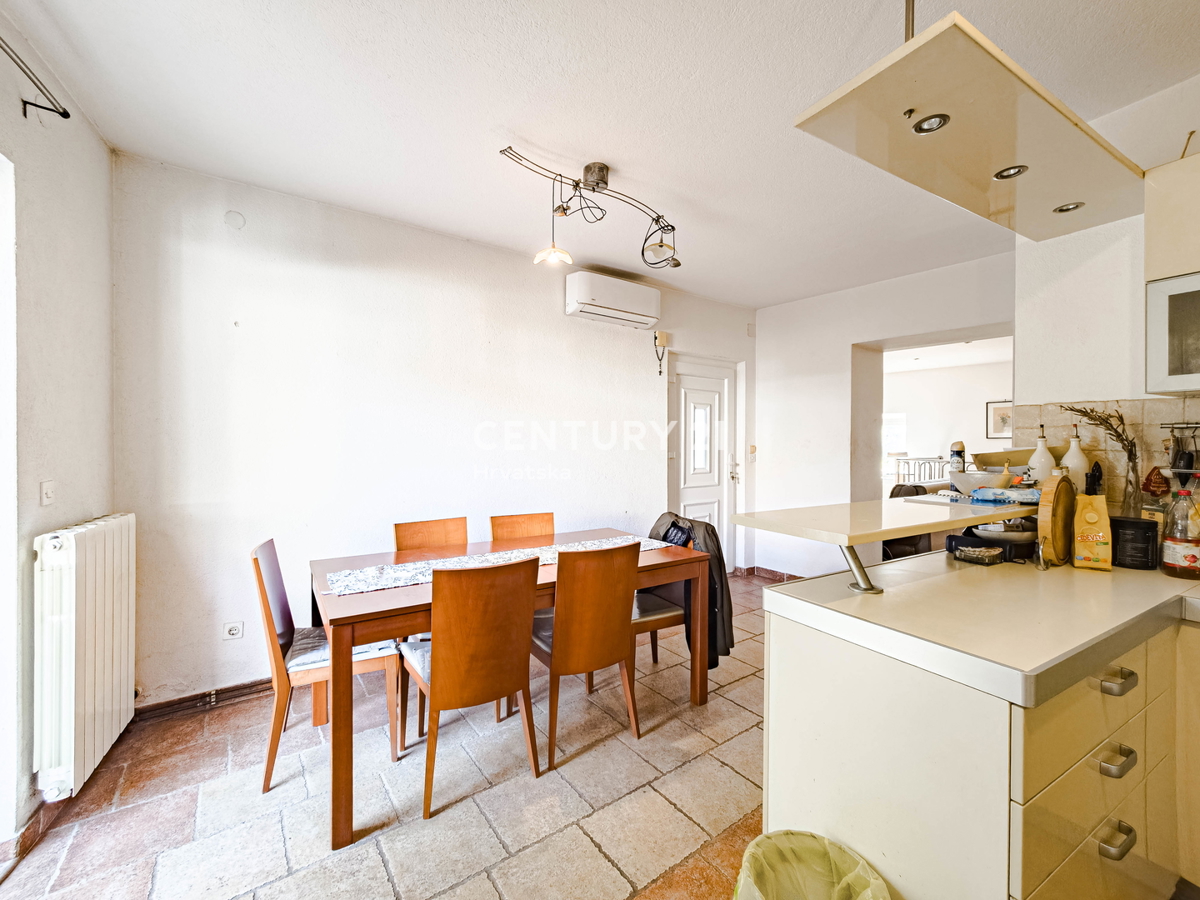 BIOGRAD NA MORU, CENTRO, DOPPIA VILLA SU 3 PIANI, CON PICCOLO GIARDINO