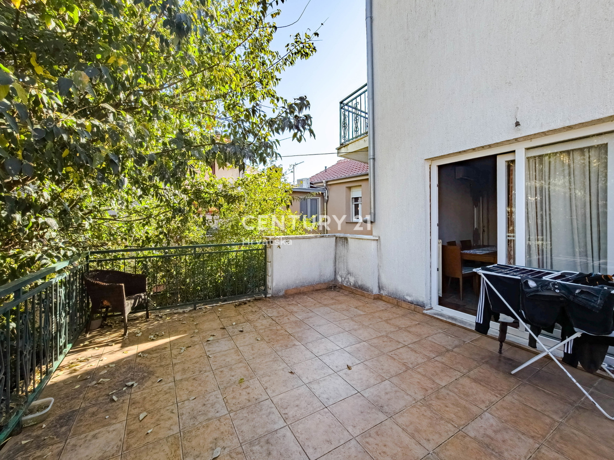 BIOGRAD NA MORU, CENTRO, DOPPIA VILLA SU 3 PIANI, CON PICCOLO GIARDINO