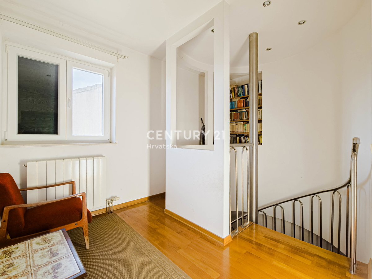 BIOGRAD NA MORU, CENTRO, DOPPIA VILLA SU 3 PIANI, CON PICCOLO GIARDINO