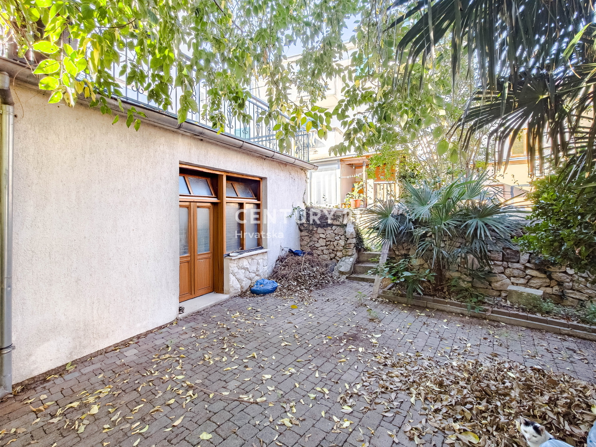 BIOGRAD NA MORU, CENTRO, DOPPIA VILLA SU 3 PIANI, CON PICCOLO GIARDINO