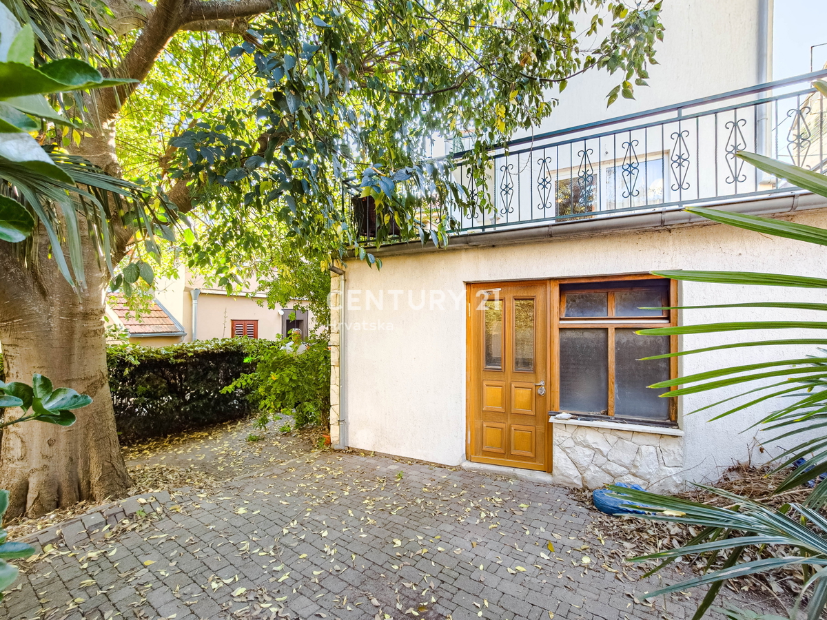 BIOGRAD NA MORU, CENTRO, DOPPIA VILLA SU 3 PIANI, CON PICCOLO GIARDINO