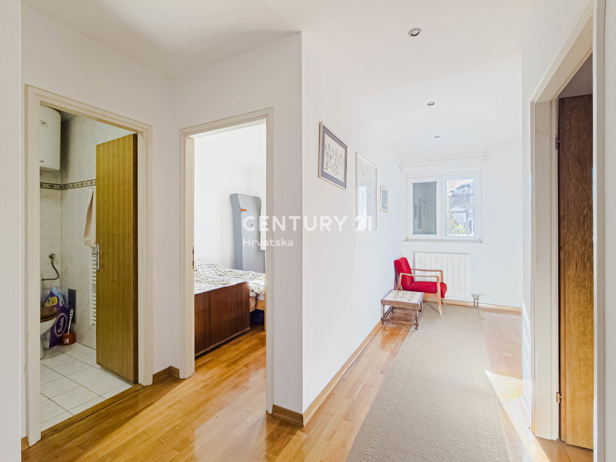 BIOGRAD NA MORU, CENTRO, DOPPIA VILLA SU 3 PIANI, CON PICCOLO GIARDINO