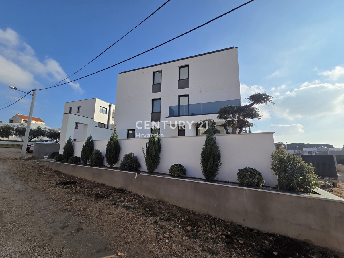 ZADAR, BILI BRIG, NUOVA COSTRUZIONE DI LUSSO, 3,5 VANI-110 m2, PIANO TERRA, GIARDINO