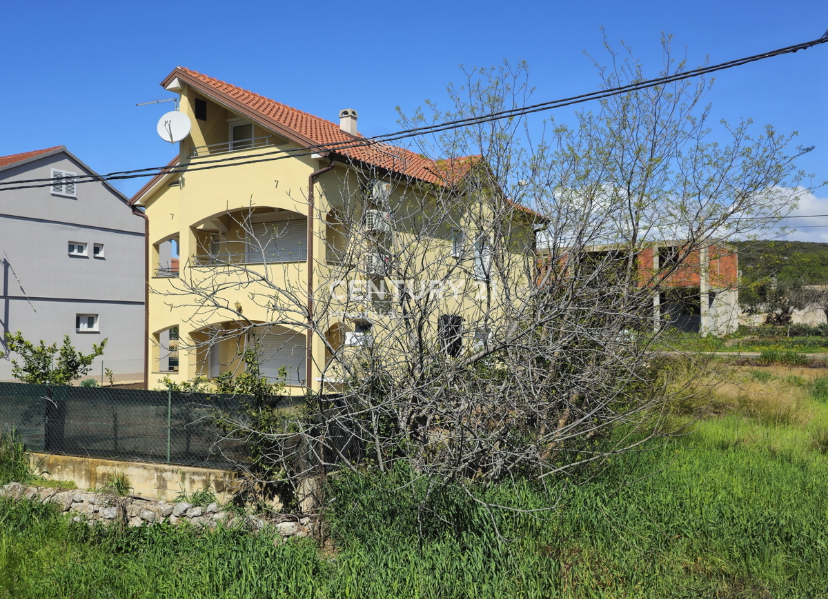 Casa con più unità abitative: Sveti Petar na Moru, Biograd