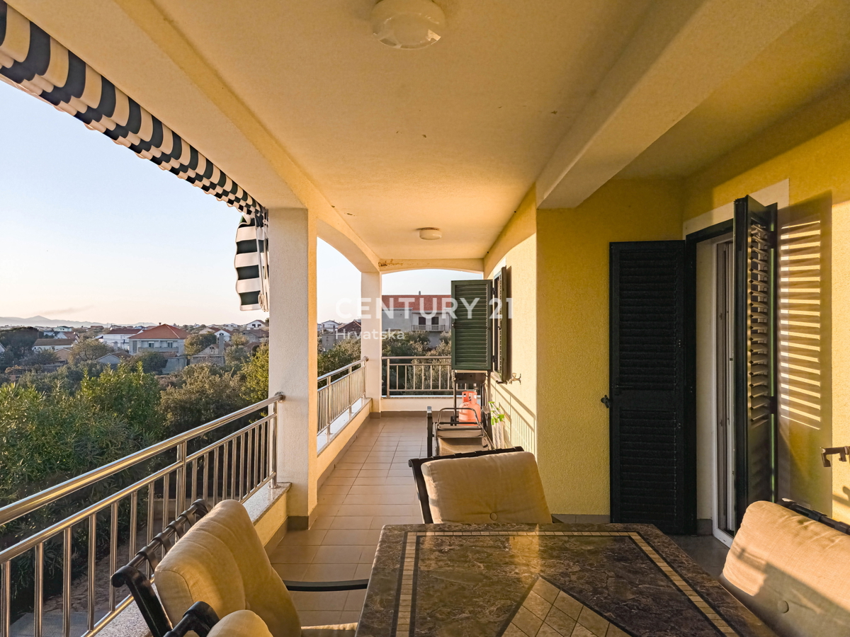 ZADAR, SUKOŠAN, APPARTAMENTO 123 M2, PIANO TERRA, GARAGE, RIPOSTIGLIO, SPLENDIDA VISTA SUL MARE