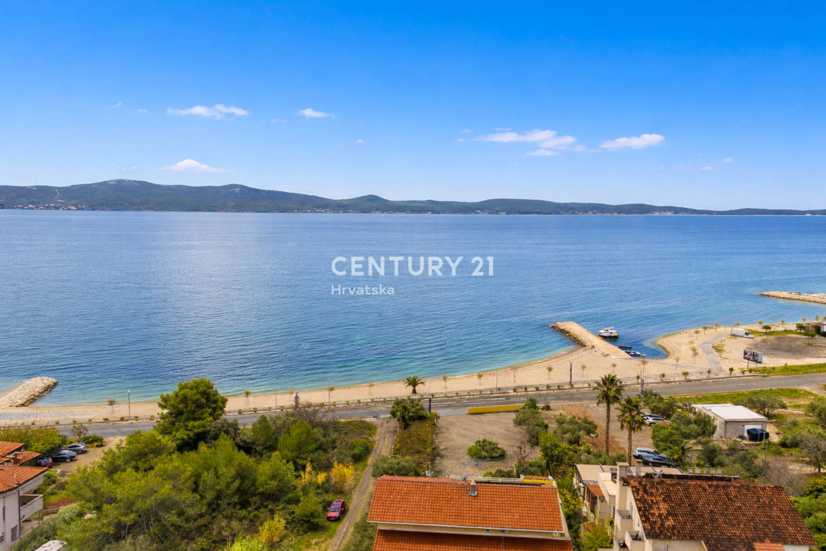 SCONTATO!!! SUKOŠAN, APPARTAMENTO 123 M2, PIANO TERRA, GARAGE, RIPOSTIGLIO, SPLENDIDA VISTA SUL MARE