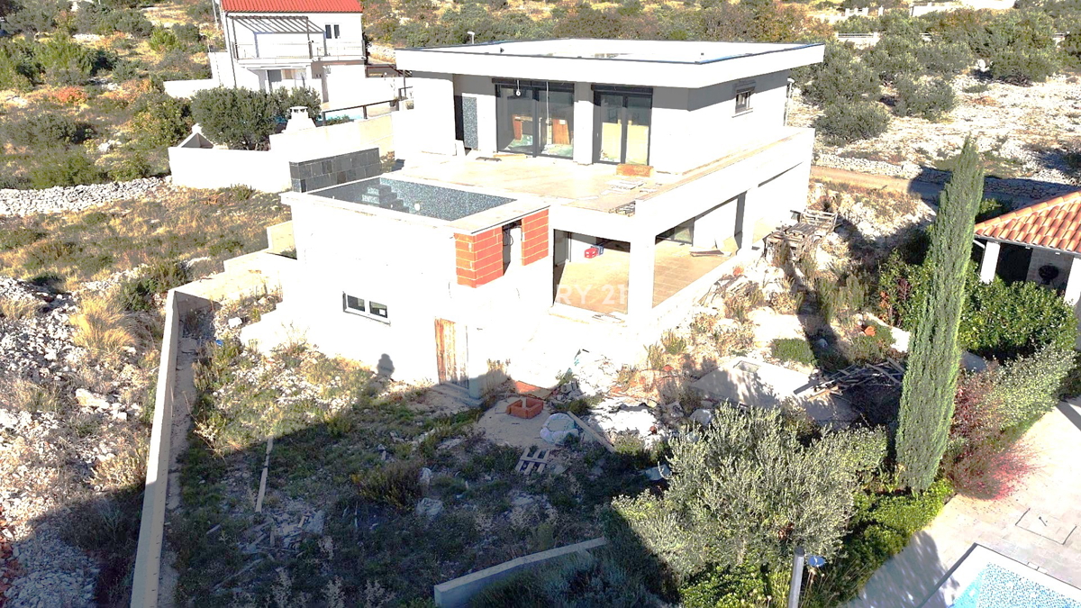 Primošten - villa con piscina e vista sulla città e sul mare