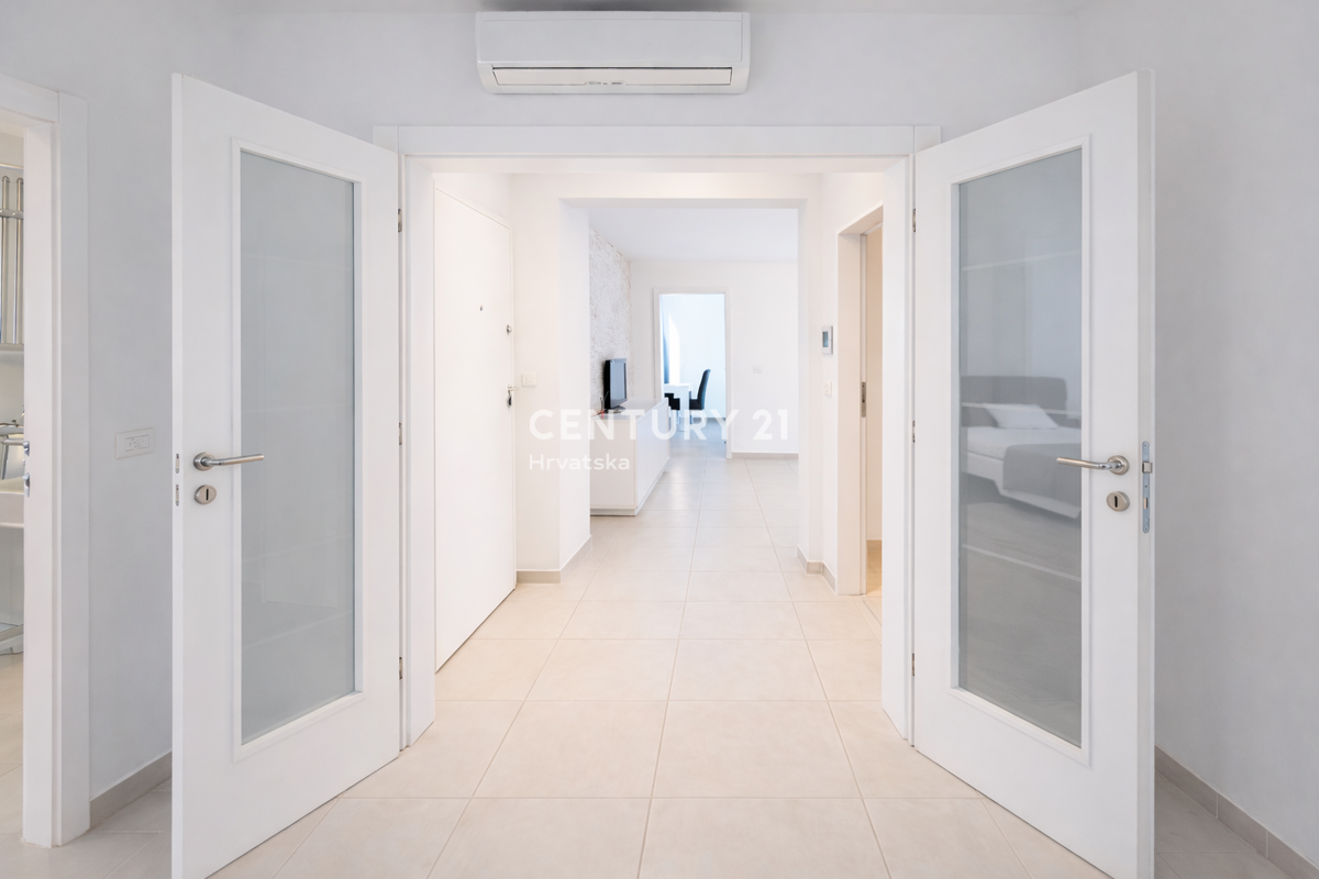 Vir – appartamento con terrazza sul tetto e vista panoramica sul mare, a 40 m dal mare