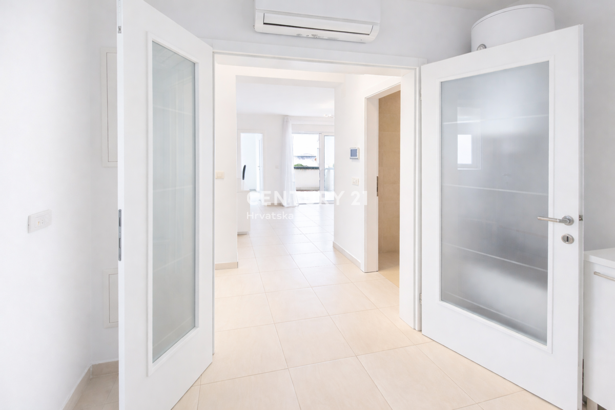 Vir – appartamento con terrazza sul tetto e vista panoramica sul mare, a 40 m dal mare