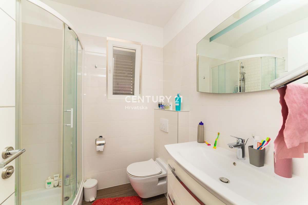 RIBOLJENO! Primošten, 2,5-sobni stan s pogledom na more, garaža, namješten, odmah useljiv