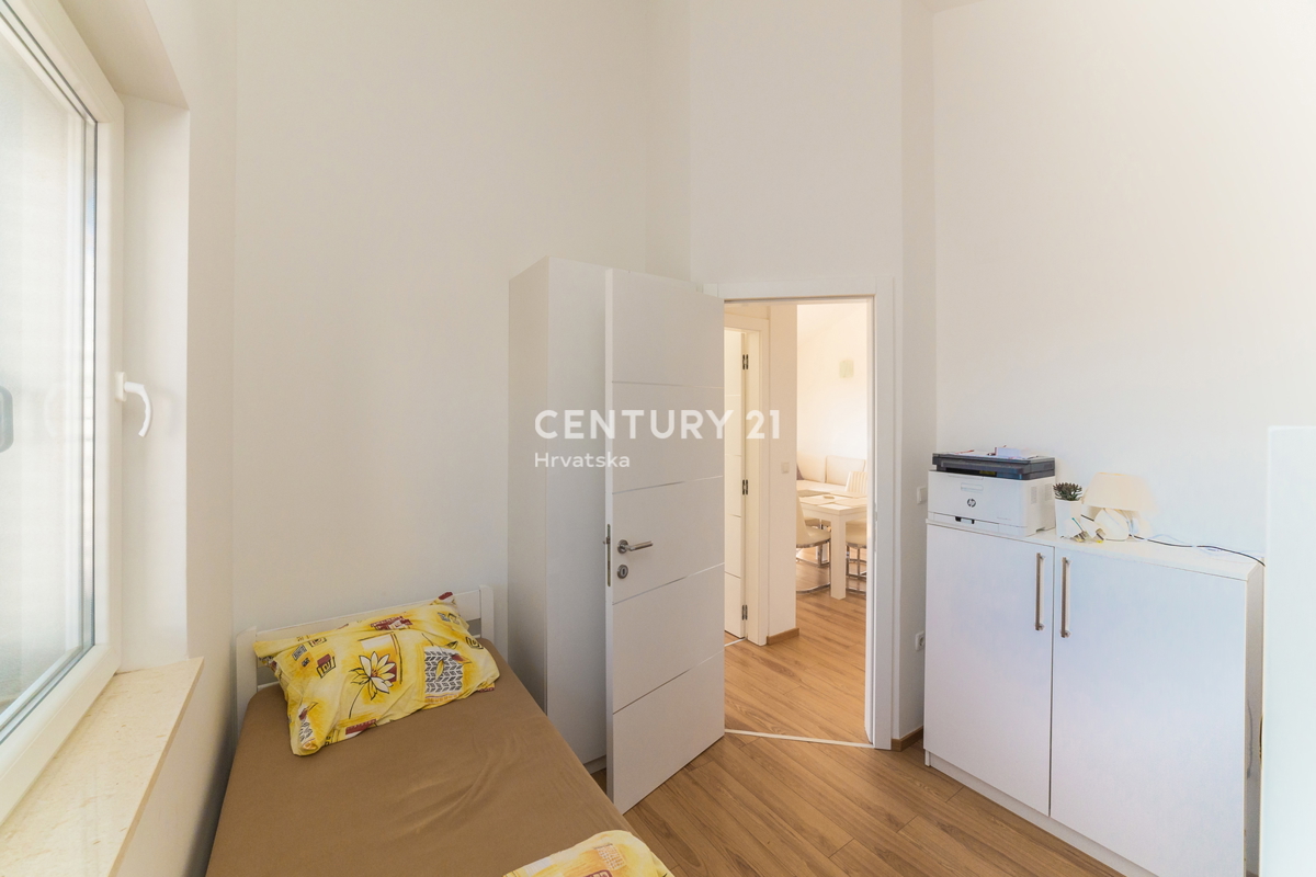 RIBOLJENO! Primošten, 2,5-sobni stan s pogledom na more, garaža, namješten, odmah useljiv