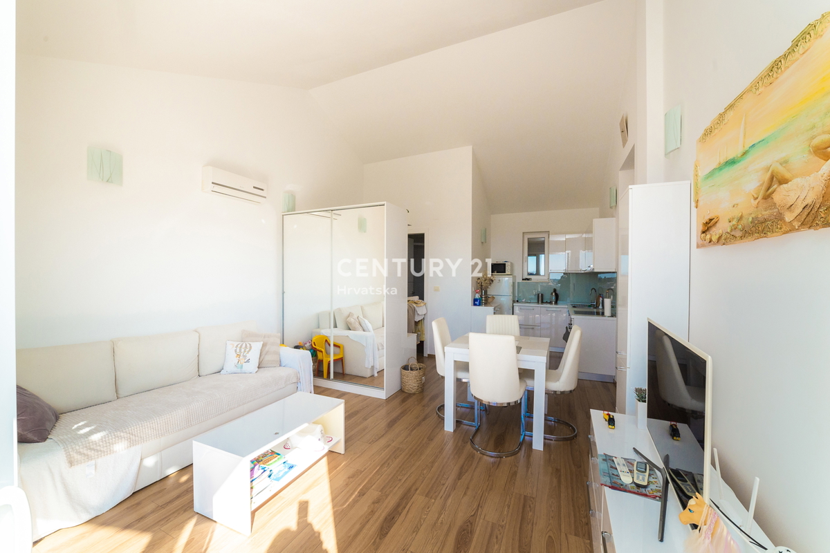 RIBOLJENO! Primošten, 2,5-sobni stan s pogledom na more, garaža, namješten, odmah useljiv