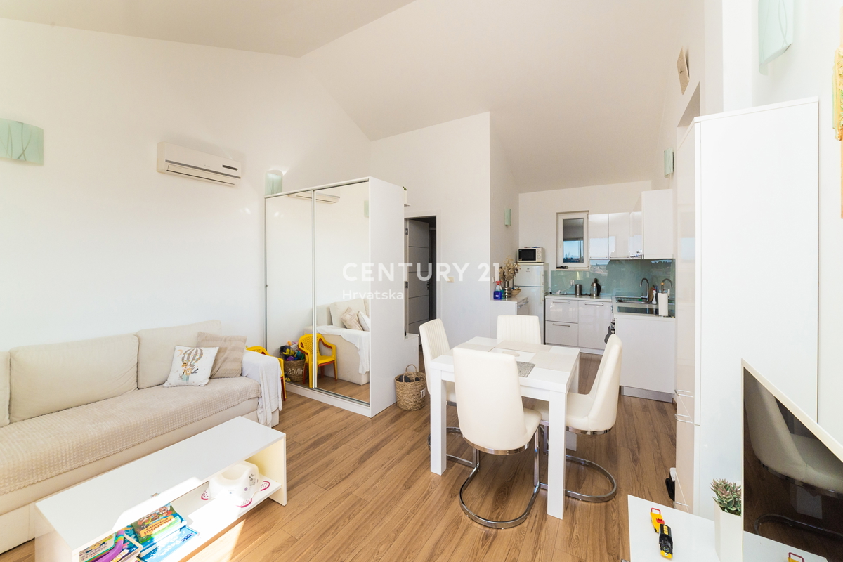 RIBOLJENO! Primošten, 2,5-sobni stan s pogledom na more, garaža, namješten, odmah useljiv