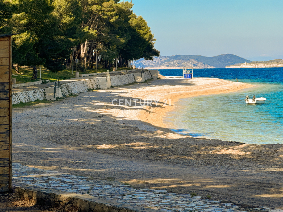 RIBOLJENO! Primošten, 2,5-sobni stan s pogledom na more, garaža, namješten, odmah useljiv