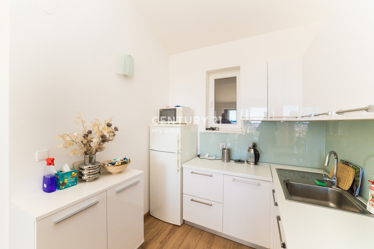 RIBOLJENO! Primošten, 2,5-sobni stan s pogledom na more, garaža, namješten, odmah useljiv