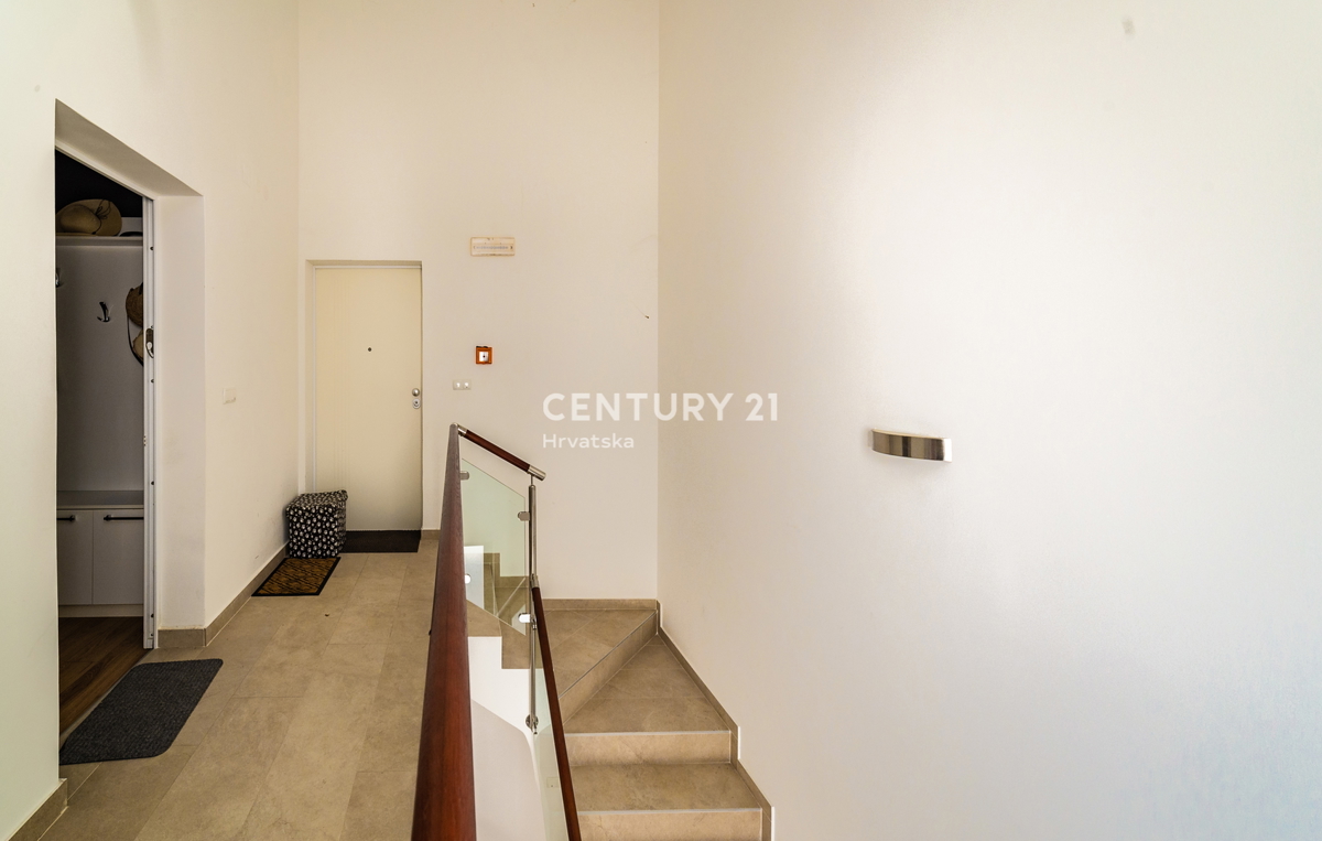 RIBOLJENO! Primošten, 2,5-sobni stan s pogledom na more, garaža, namješten, odmah useljiv