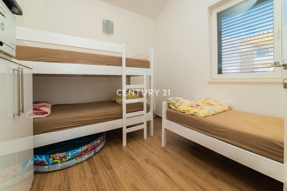 RIBOLJENO! Primošten, 2,5-sobni stan s pogledom na more, garaža, namješten, odmah useljiv