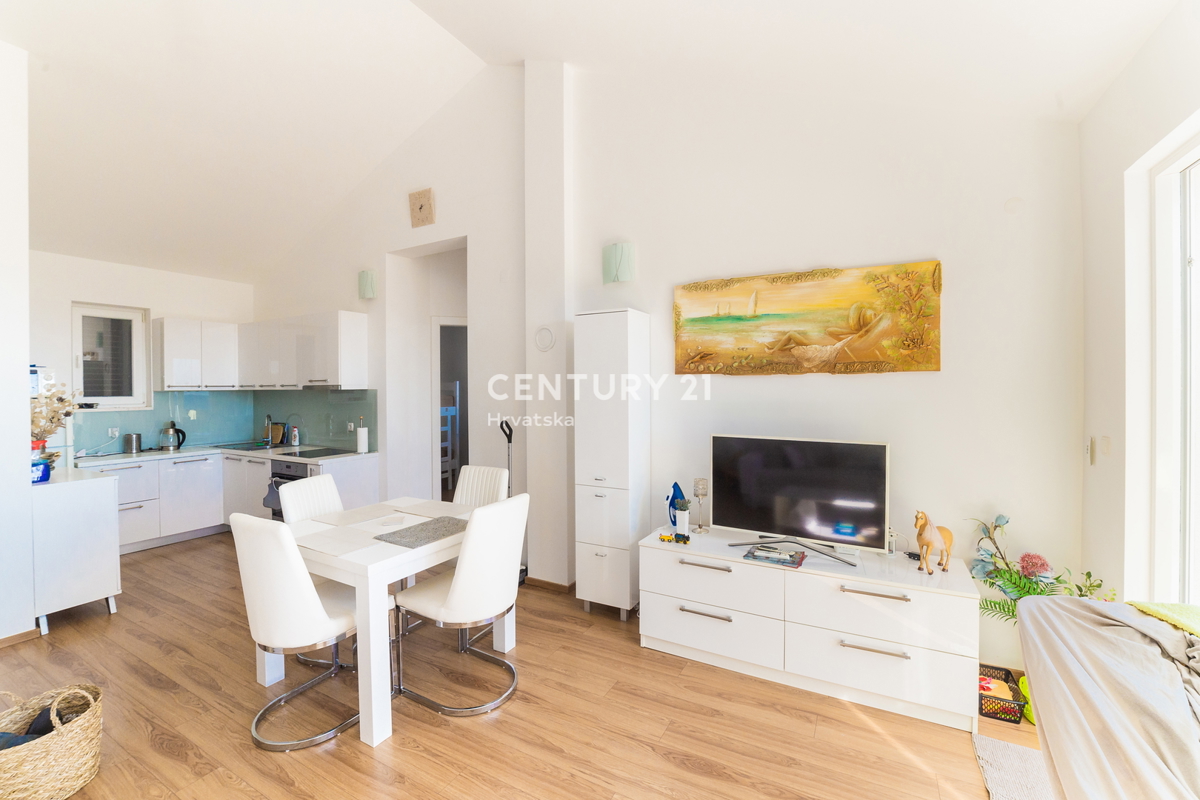 RIBOLJENO! Primošten, 2,5-sobni stan s pogledom na more, garaža, namješten, odmah useljiv