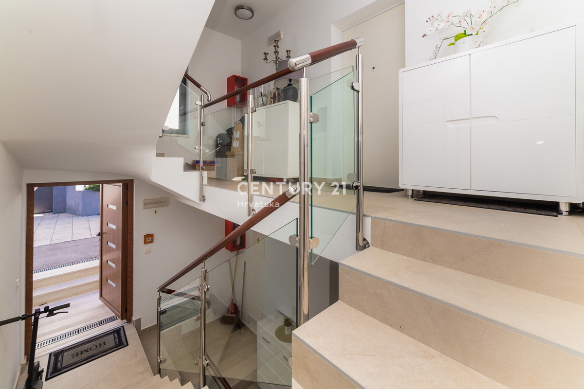 RIBOLJENO! Primošten, 2,5-sobni stan s pogledom na more, garaža, namješten, odmah useljiv