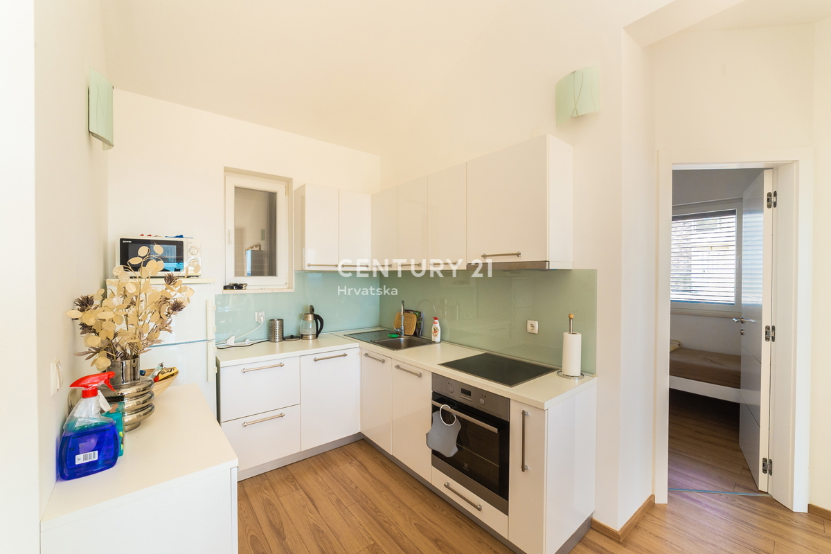 RIBOLJENO! Primošten, 2,5-sobni stan s pogledom na more, garaža, namješten, odmah useljiv