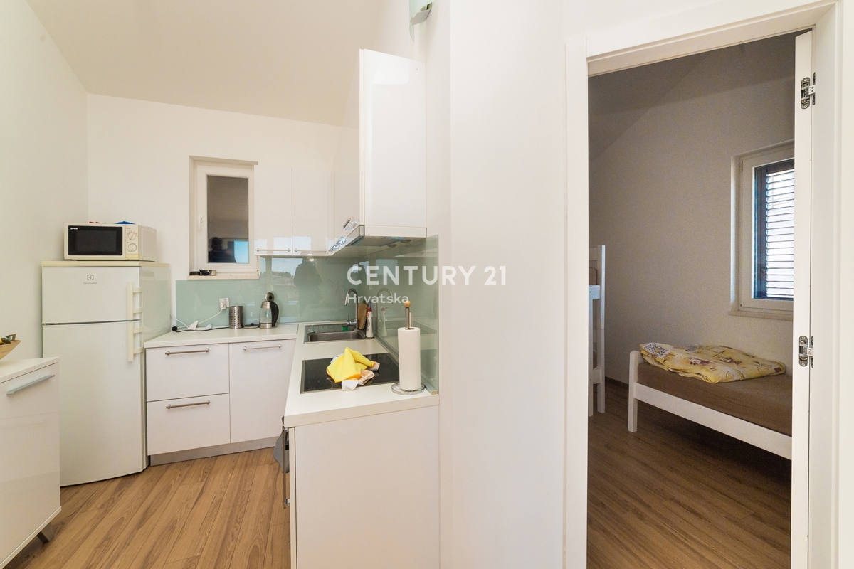 RIBOLJENO! Primošten, 2,5-sobni stan s pogledom na more, garaža, namješten, odmah useljiv