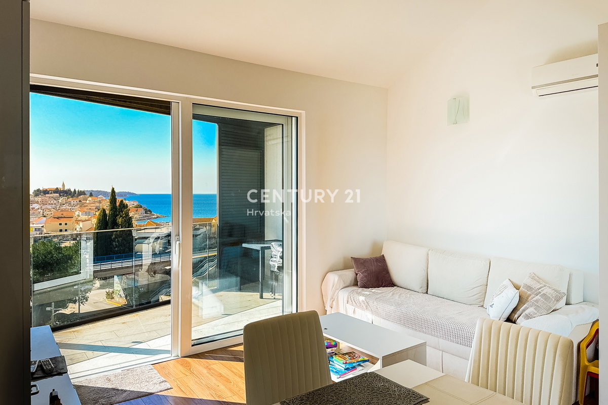 RIBOLJENO! Primošten, 2,5-sobni stan s pogledom na more, garaža, namješten, odmah useljiv